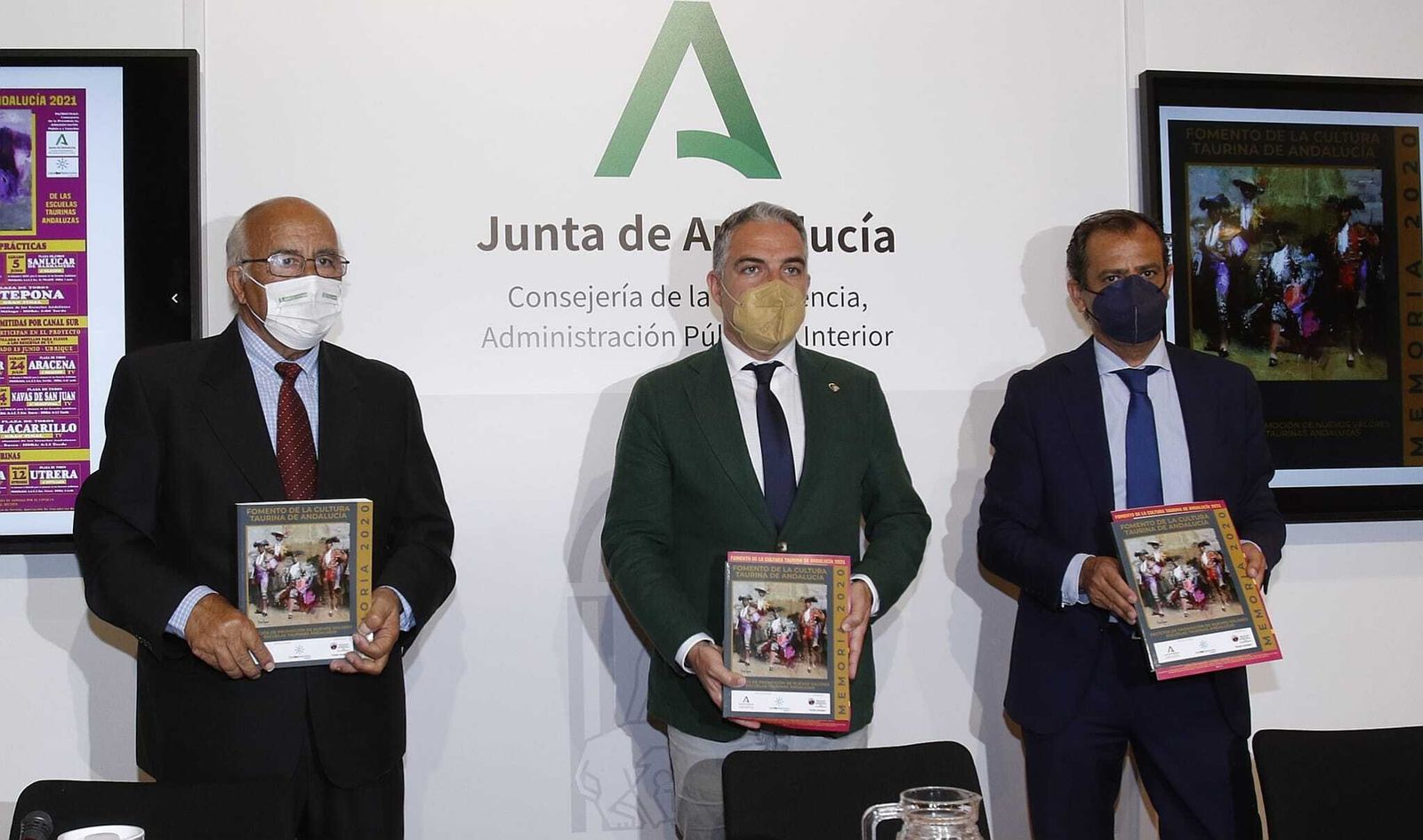 Eduardo Ordóñez, Elías Bendodo y Juan de Dios Mellado posan con la memoria de 2020.