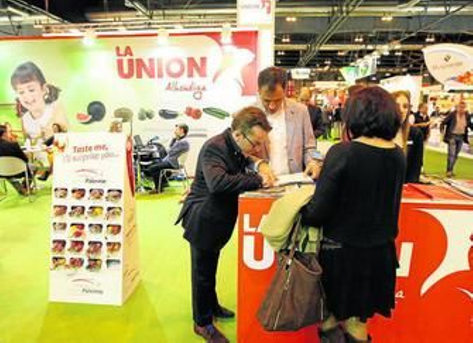 Comerciales de la firma atienden visitas en el marco del salón hortofrutícola.
