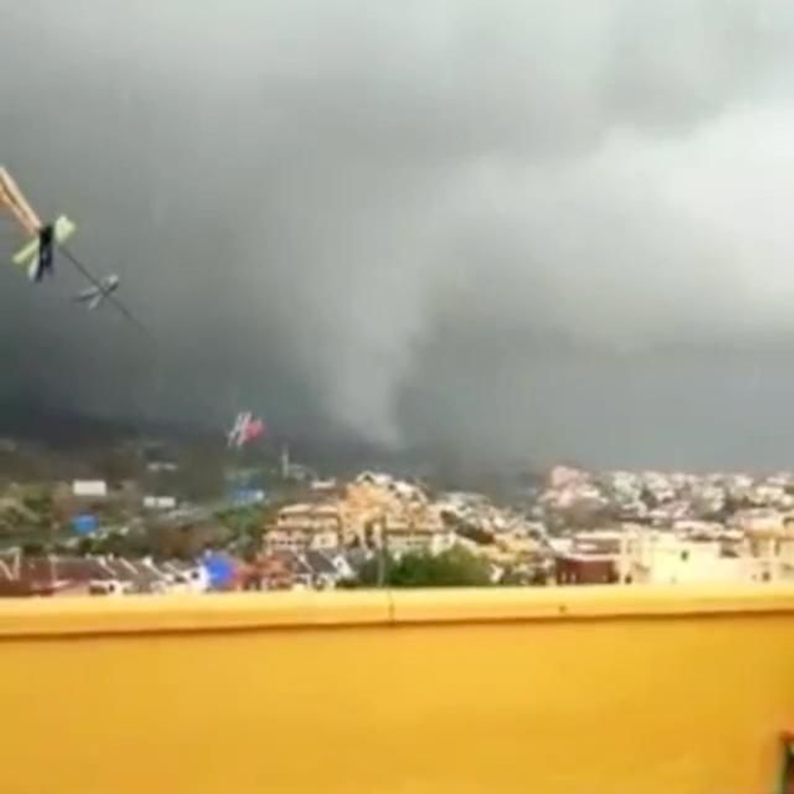 Así han visto algunos vecinos el tornado que ha atravesado Marbella. Así han visto algunos vecinos el tornado que ha atravesado Marbella.