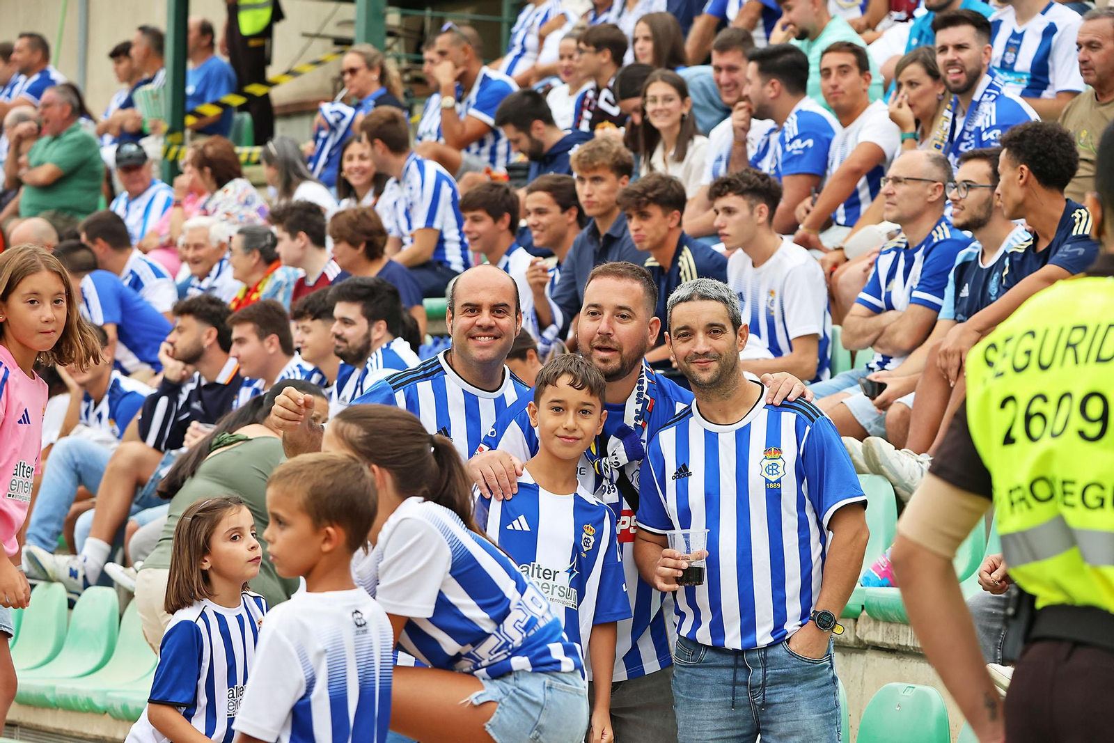 Búscate en las gradas del Betis Deportivo-Recreativo de Huelva
