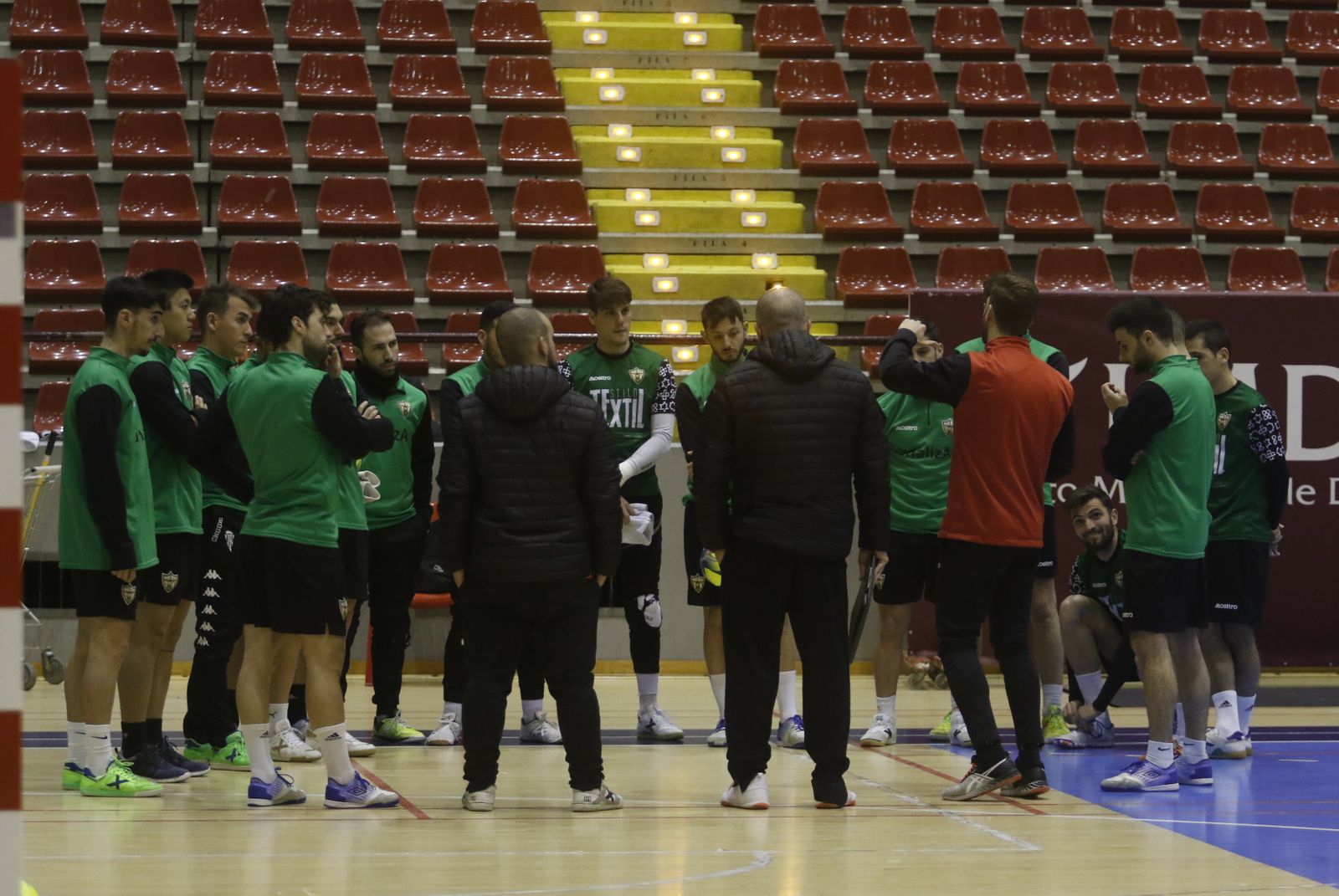 Macario se dirige a sus futbolistas antes de arrancar un entrenamiento en Vista Alegre.
