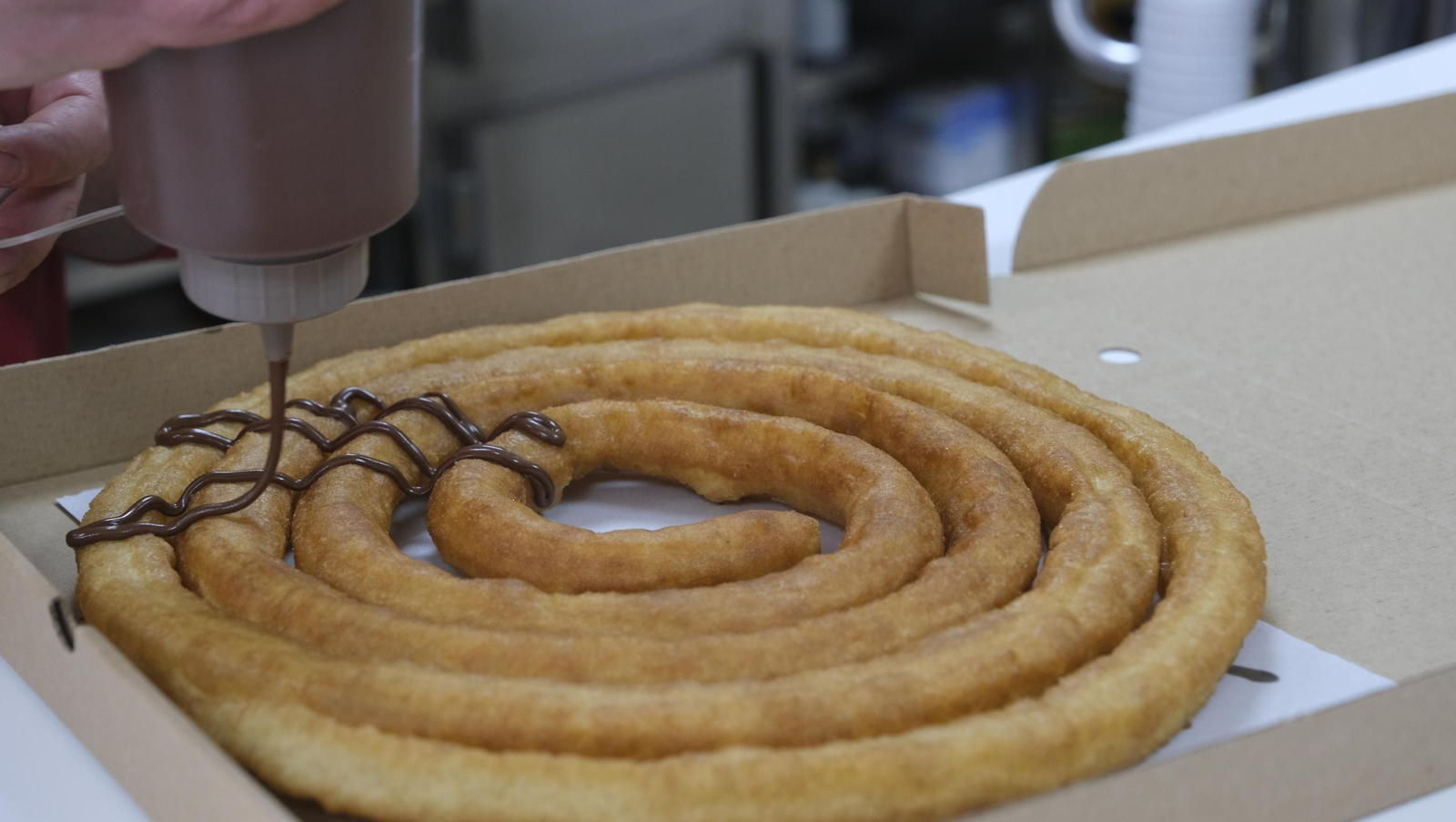 Fotogalería churro-pizza. Churrería Plaza Mayor. Huércal Overa.