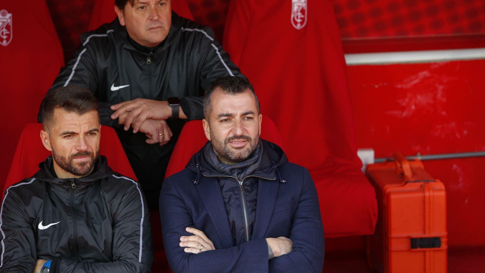 Raúl Espínola junto a Diego Martínez en el banquillo de Los Cármenes.