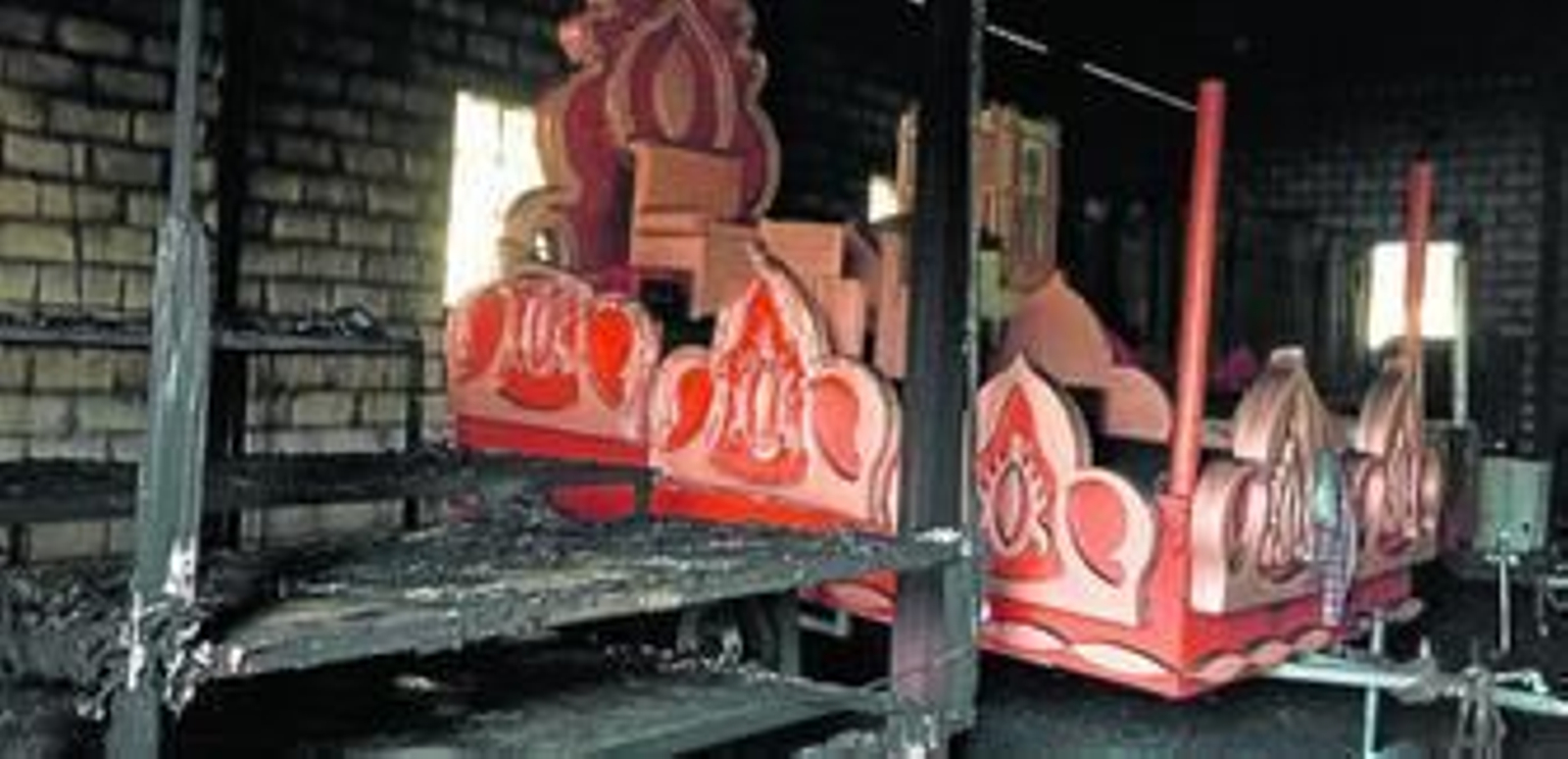 En primer plano, una de las carrozas totalmente calcinada.