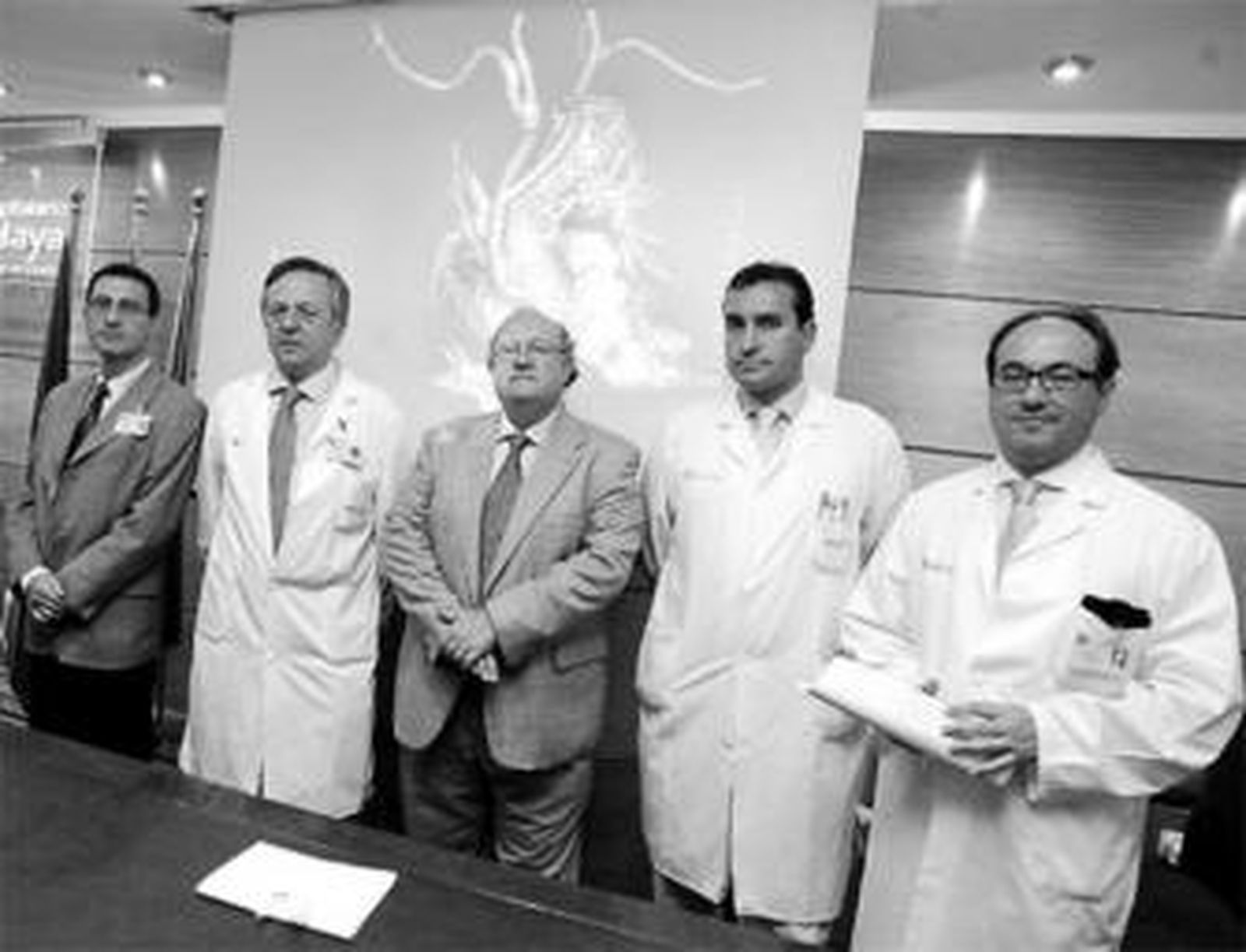 Cirujanos del servicio de Cirugía Cardiovascular acompañados por el gerente del Carlos Haya.