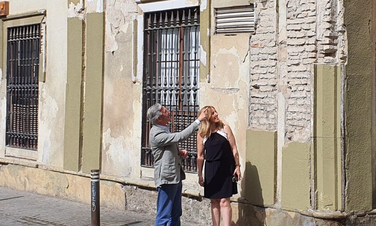 Miguel Ángel Araúz señala el mal estado de la fachada del Cristóbal de Morales.