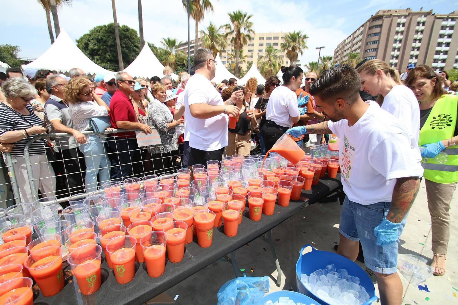 Fotogalería del récord Guinnes del gazpacho más grande del mundo