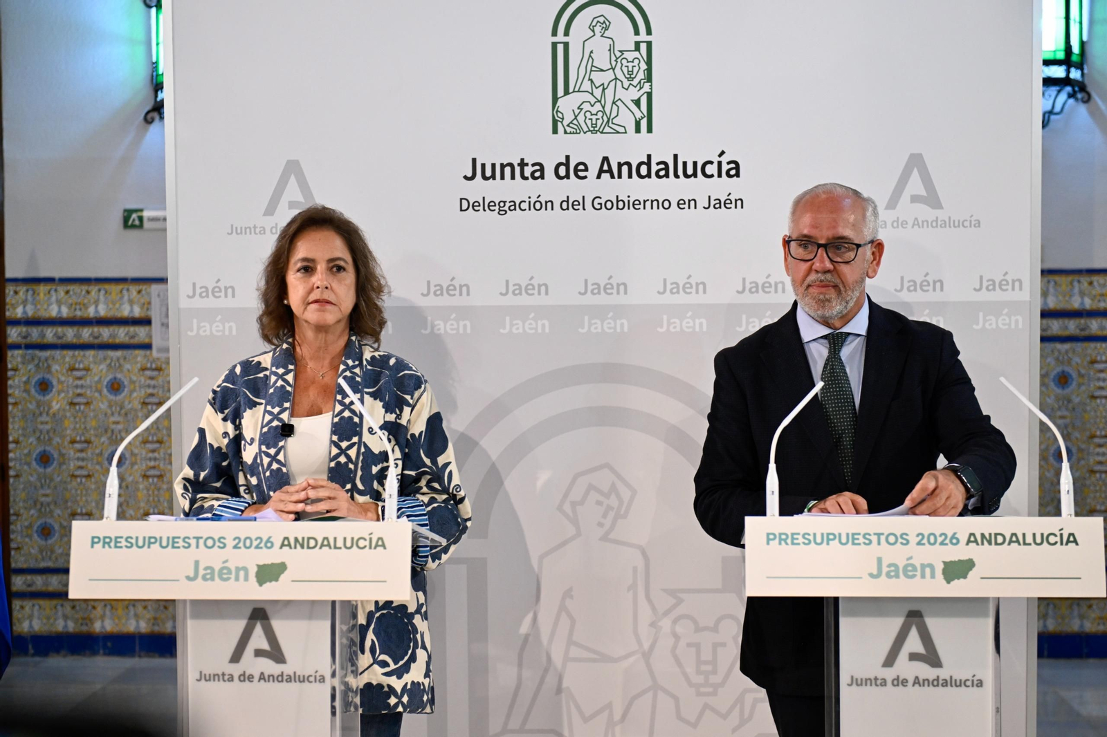 Presentación presupuestos Junta de Andalucía, a la izquierda la consejera de Sostenibilidad, Catalina García y a la derecha, el delegado de la Junta, Jesús Estrella.