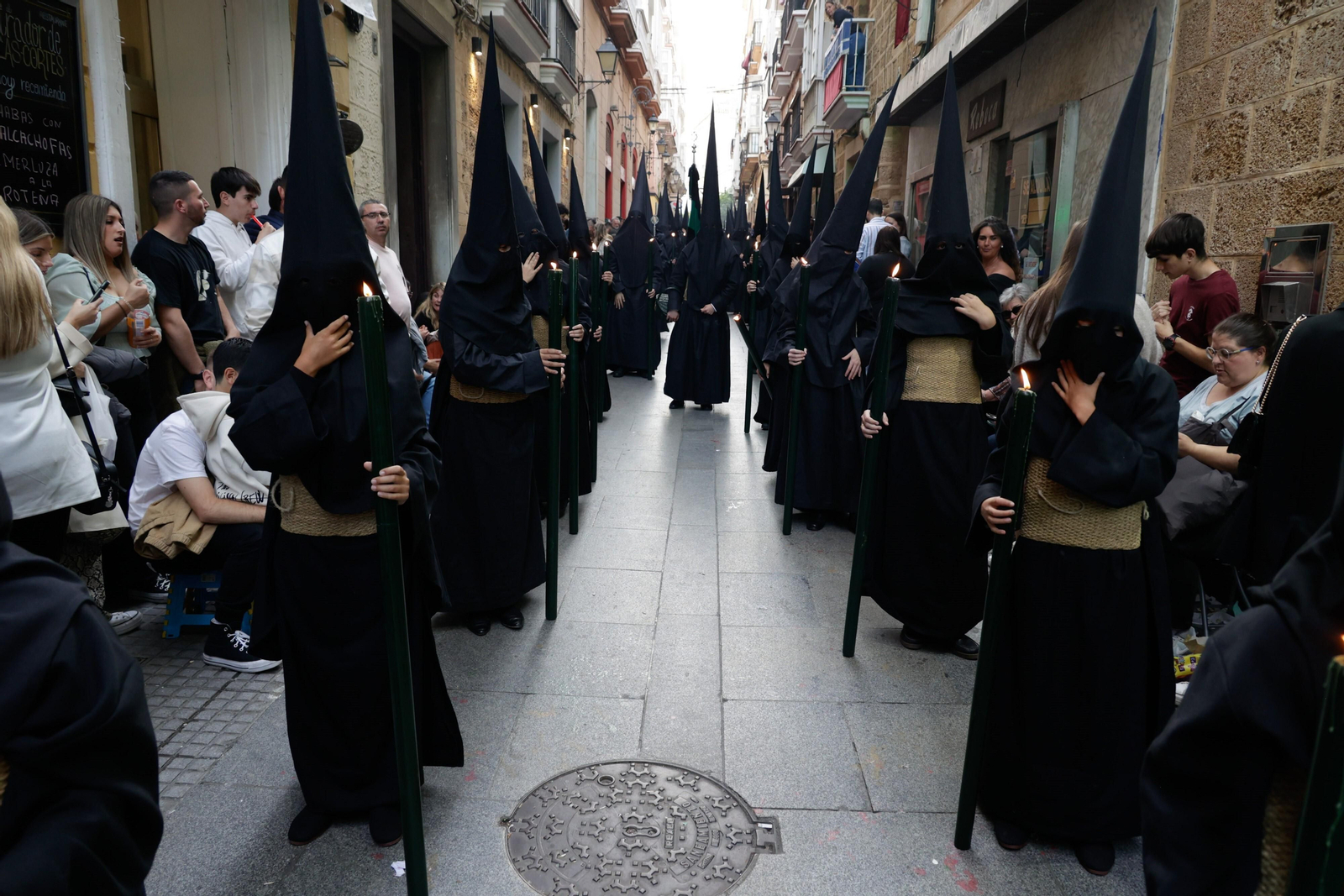 Las imágenes de la salida de Vera-Cruz en Cádiz en la Semana Santa 2023