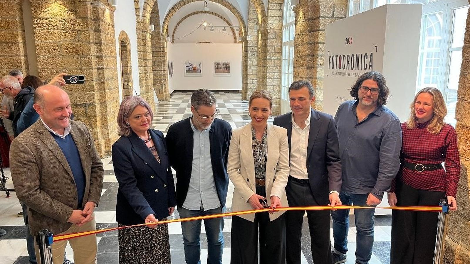 Almudena Martínez del Junco, cortando la cinta, con Juan Jose Ortíz, Blanca Flores, Román Ríos, Bruno García, Diego Calvo  y Vanesa Beltrán.