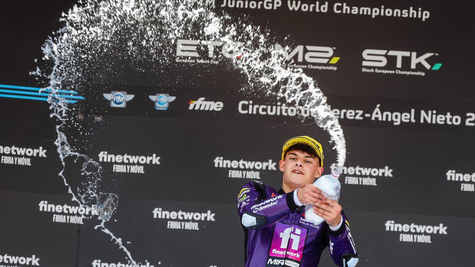 David Almansa, menor de edad, brinda con gaseosa tras su triunfo en el JuniorGP.