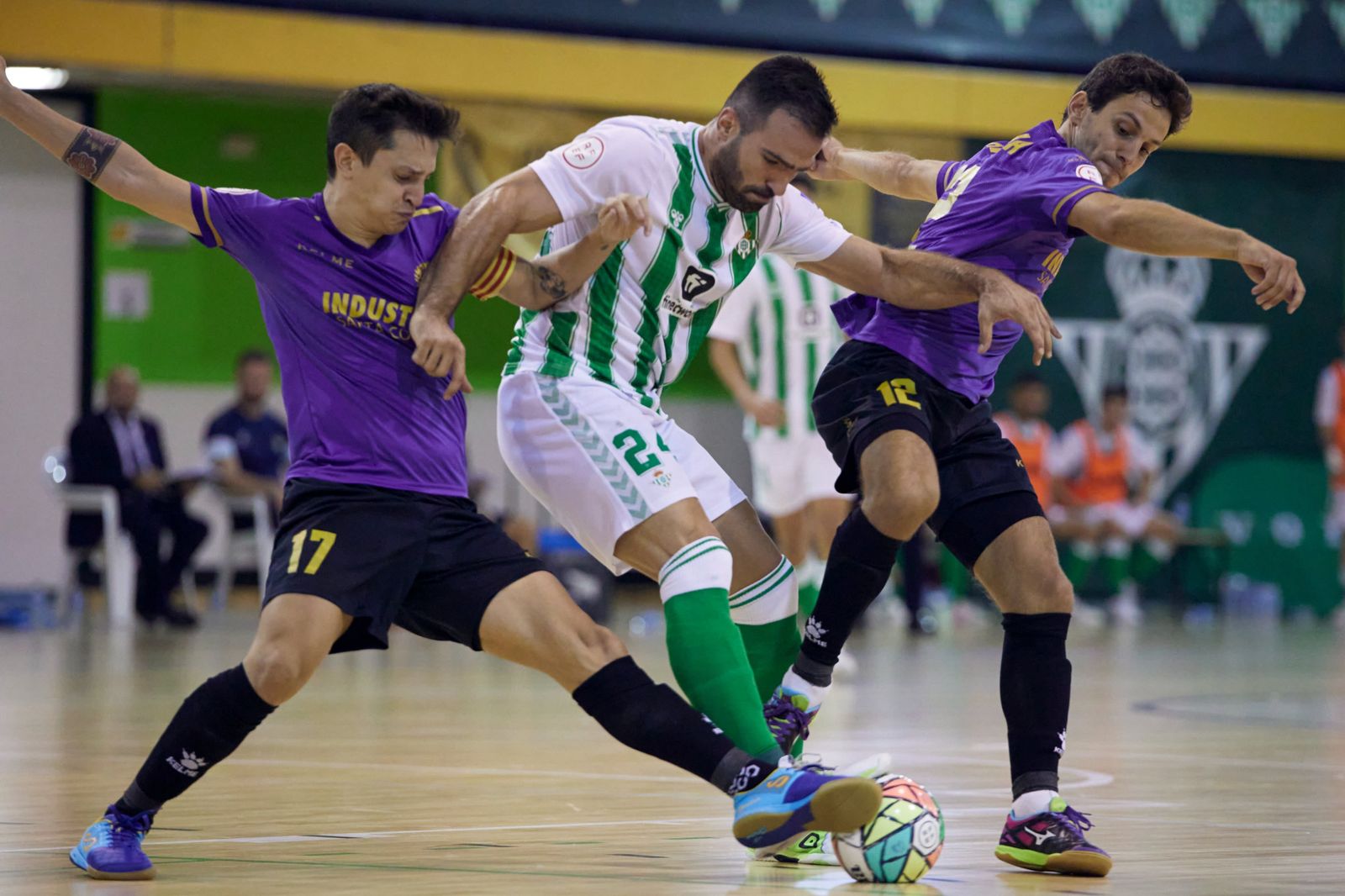 El bético Pedro Toro es presionado por dos rivales.