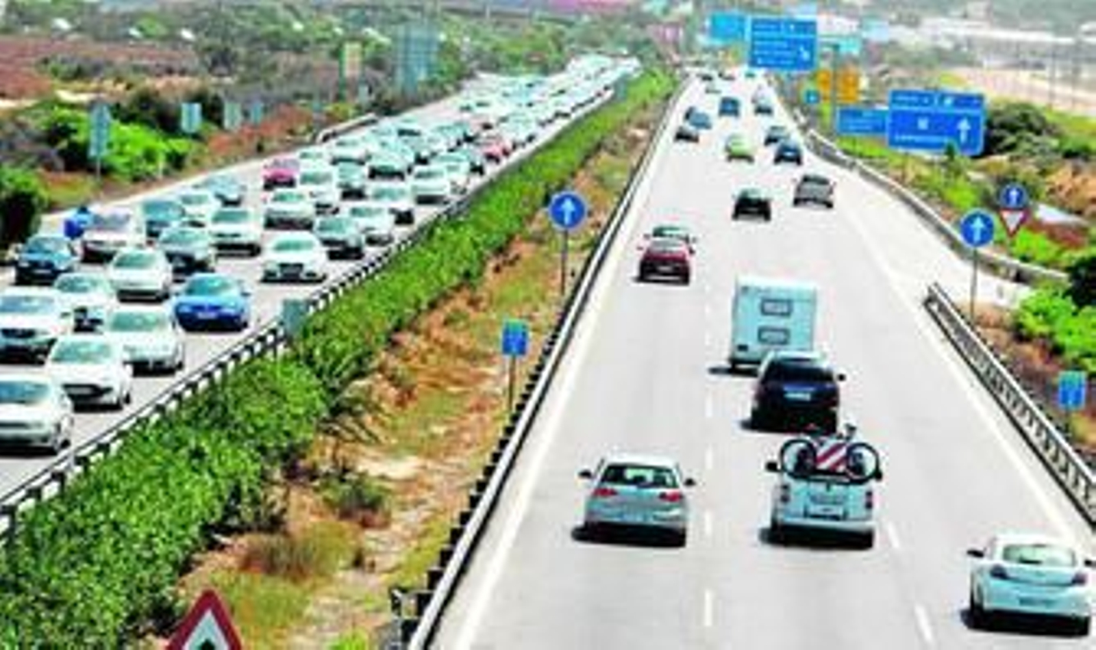Los carriles de salida de Chiclana en dirección a Tres Caminos, colapsados ayer; los carriles de entrada, casi vacíos.