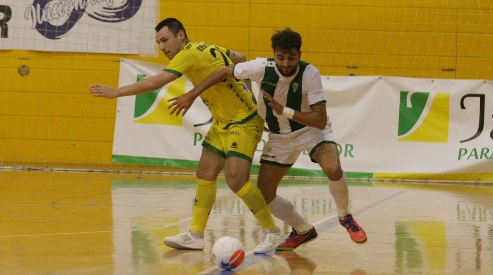 Zequi intenta marcharse ante la presión de un rival.