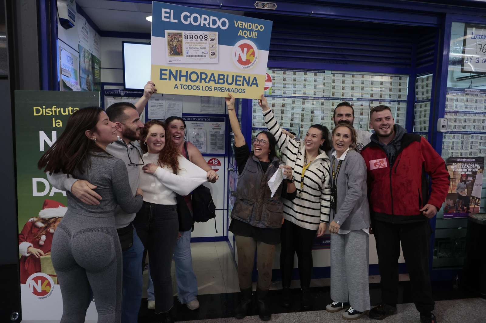 Alegría entre los premiados con el Gordo de la Lotería de Navidad