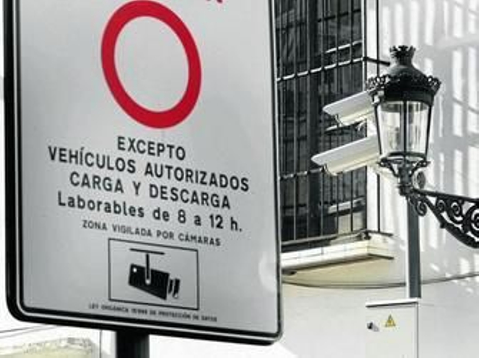 Grandes carteles advierten de la presencia de cámaras en las nuevas zonas peatonales del centro de la ciudad.