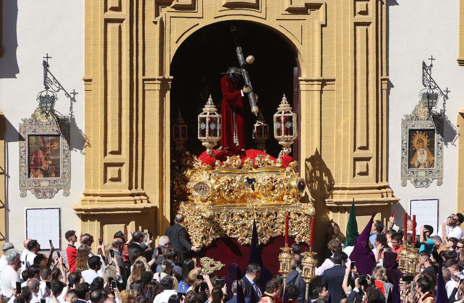 El Señor de las Penas en su salida de la parroquia de San Roque