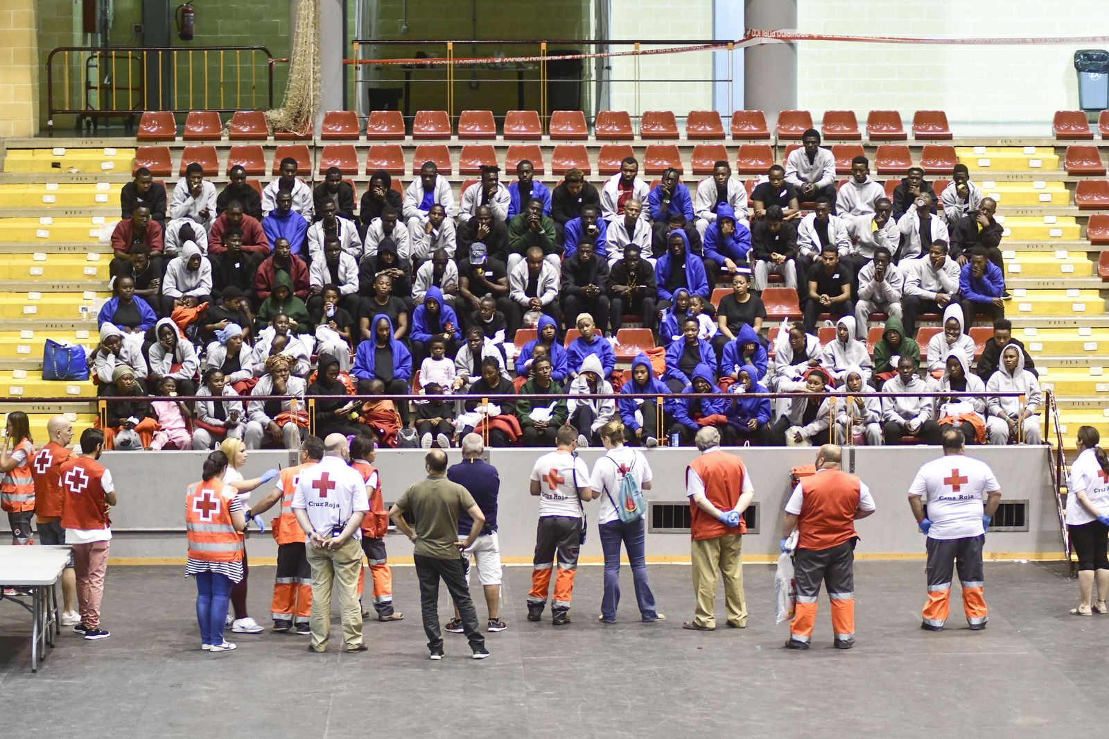 Los inmigrantes tras su llegada a la ciudad desde las costas gaditanas.