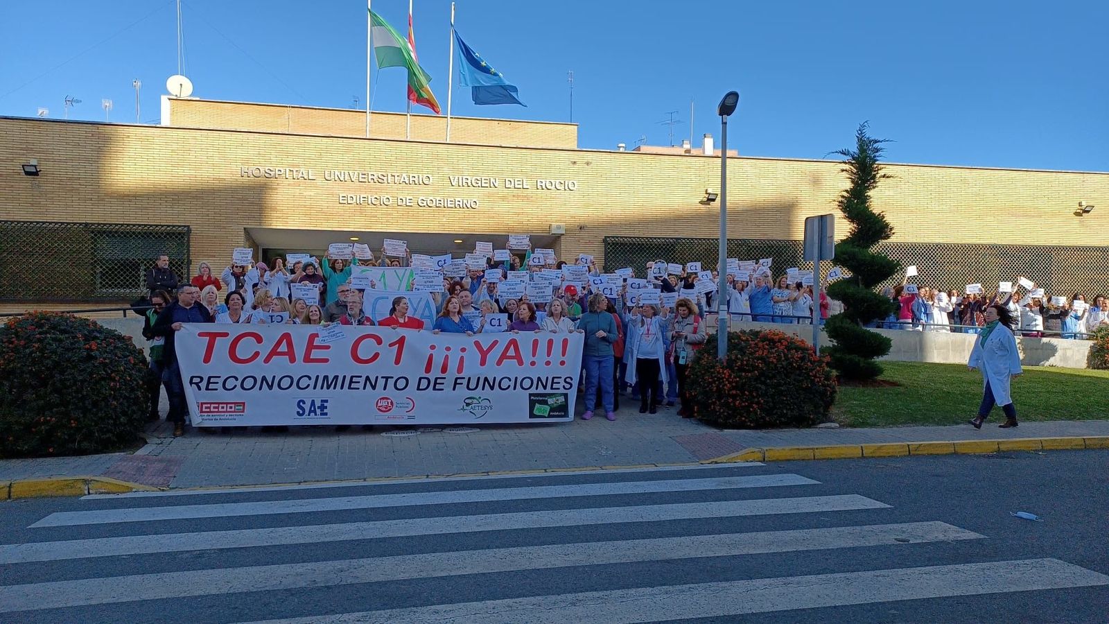 Una protesta anterior de los TCAE ante el edificio de Gobierno del Hospital Virgen del Rocío.