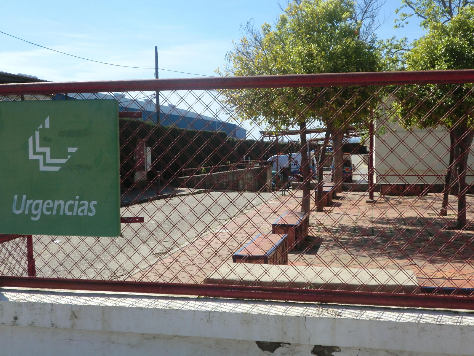 Entrada a las Urgencias del centro de salud de Palma del Río. Entrada a las Urgencias del centro de salud de Palma del Río.