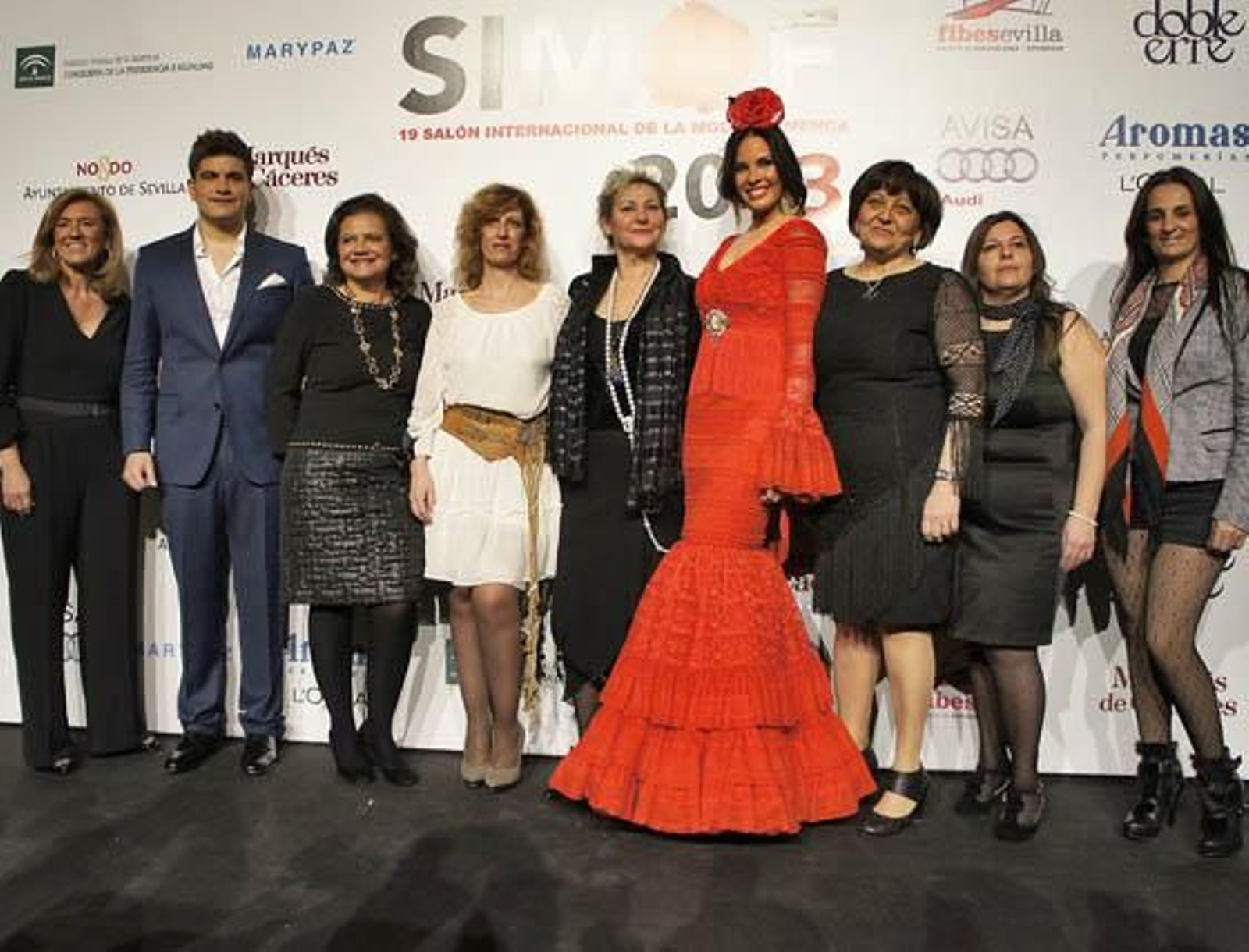 Angela Castallo (Nuevo Montecarlo), Fran Ocaña, Pilar Vera, Rosalía Zahíno, Encarna Solá, la modelo Jessica Bueno (con vestido de Loli Vera), Loli Vera, y Sonia & Isabelle.

Foto: Victoria Ramírez