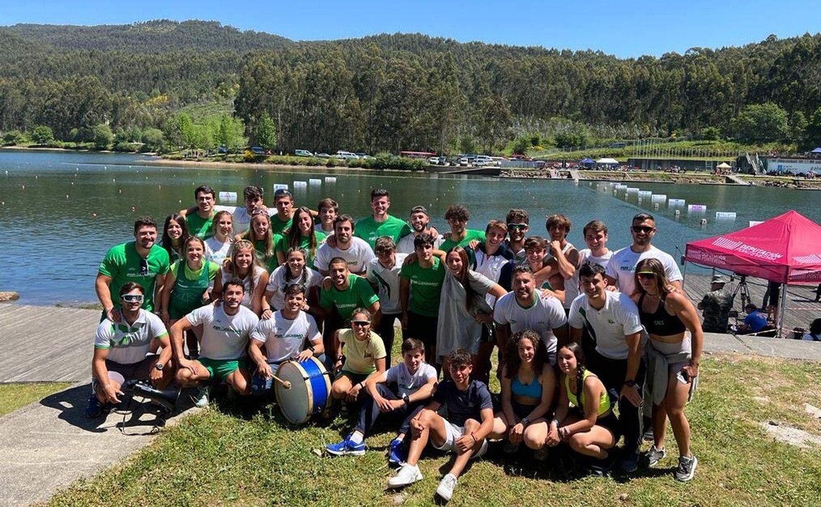 El Club Náutico Sevilla celebrando el subcampeonato en esprint olímpico.