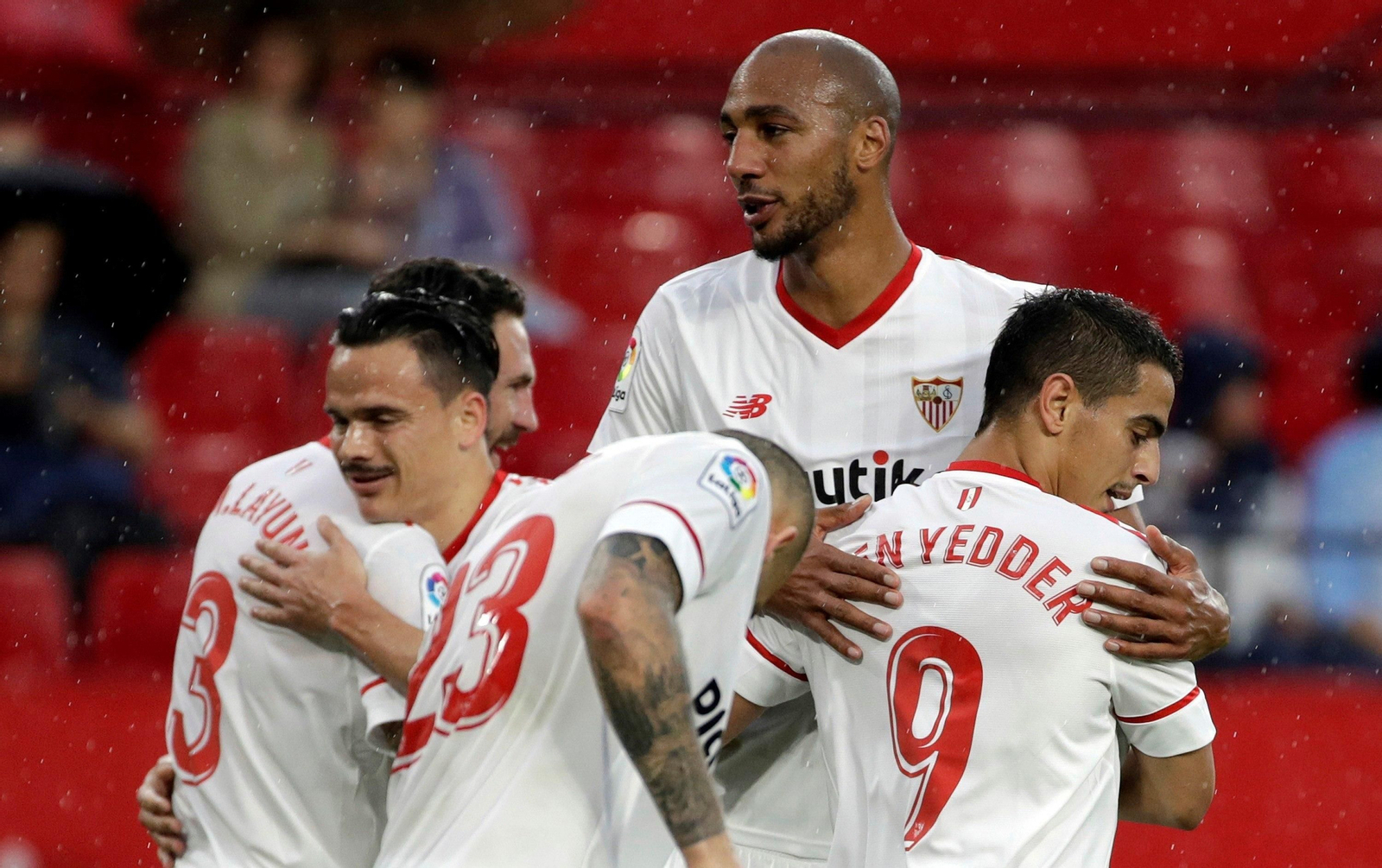 N'Zonzi felicita a Ben Yedder tras marcar el gol del triunfo ante el Alavés.