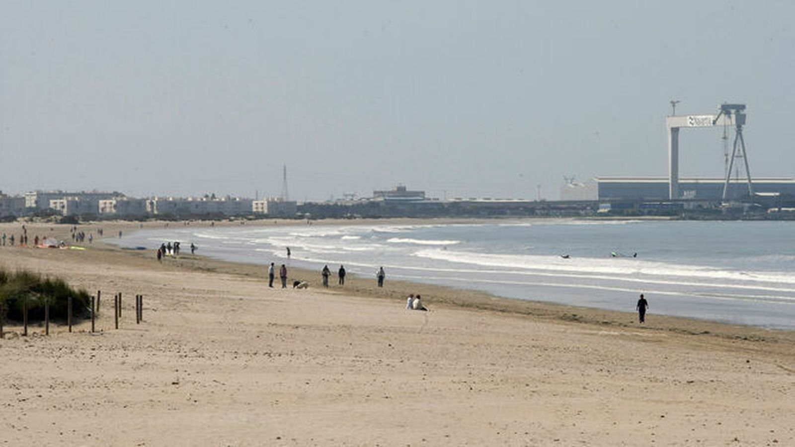 La limpieza de la playa de Levante será este sábado, a partir de las 10:00 horas.