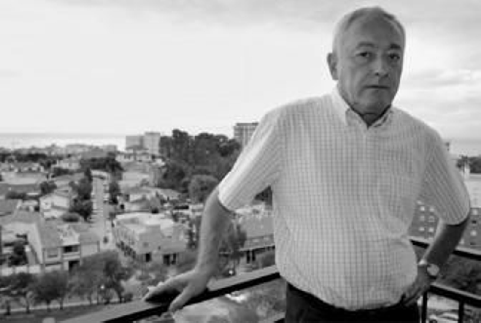 El profesor Acién Almansa, en el balcón de su casa en El Palo, el barrio del que dice no quiere salir porque Málaga se ha vuelto intransitable.