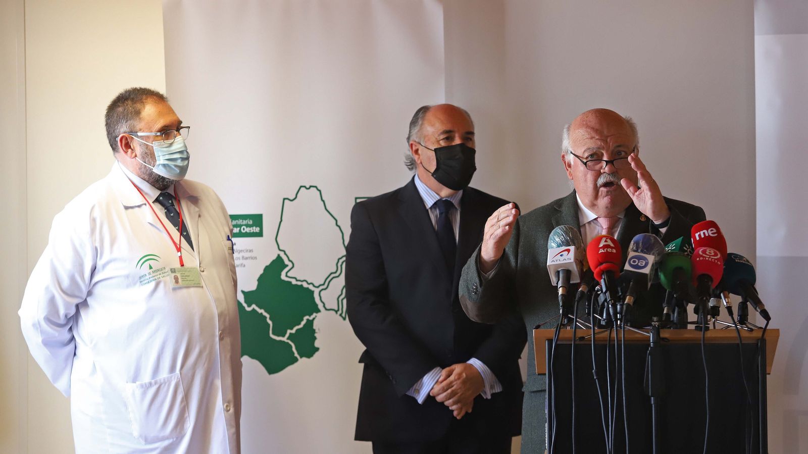 Visita de Jesús Aguirre al hospital Punta Europa en Algeciras