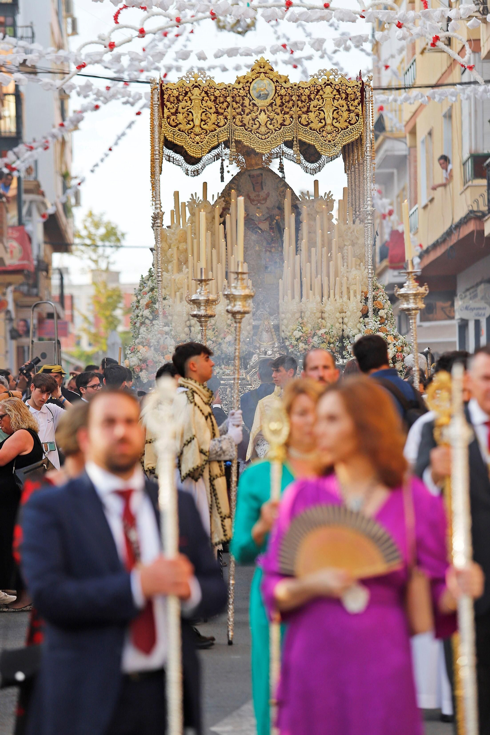 El palio llegando hasta la plaza