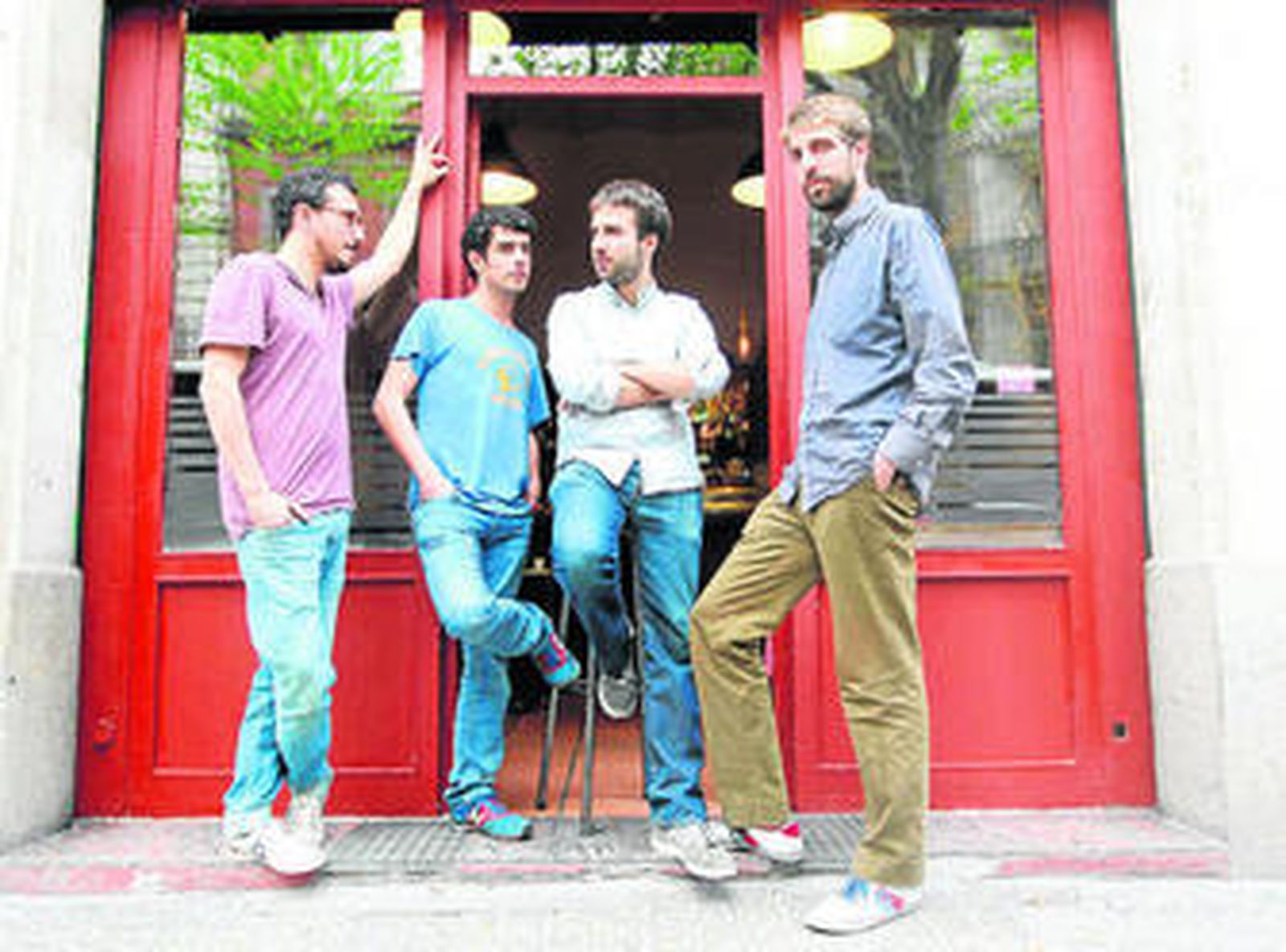 Arnau Vallvé, Roger Padilla, Martí Maymó y Guillem Gisbert, los cuatro miembros de Manel, en un bar de Barcelona.