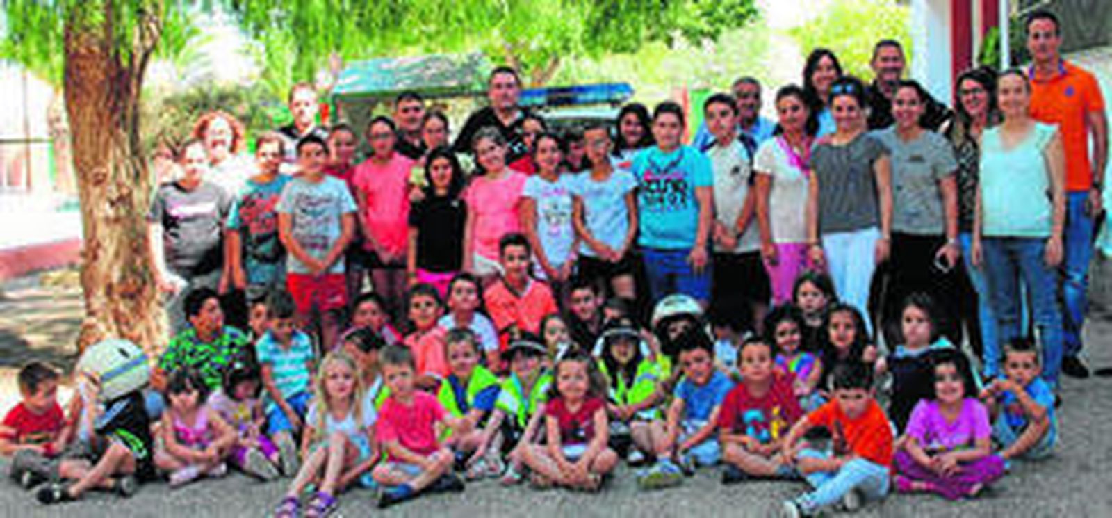 Agentes y la concejal de Educación, Belén Martínez, con los alumnos que han participado en el programa.