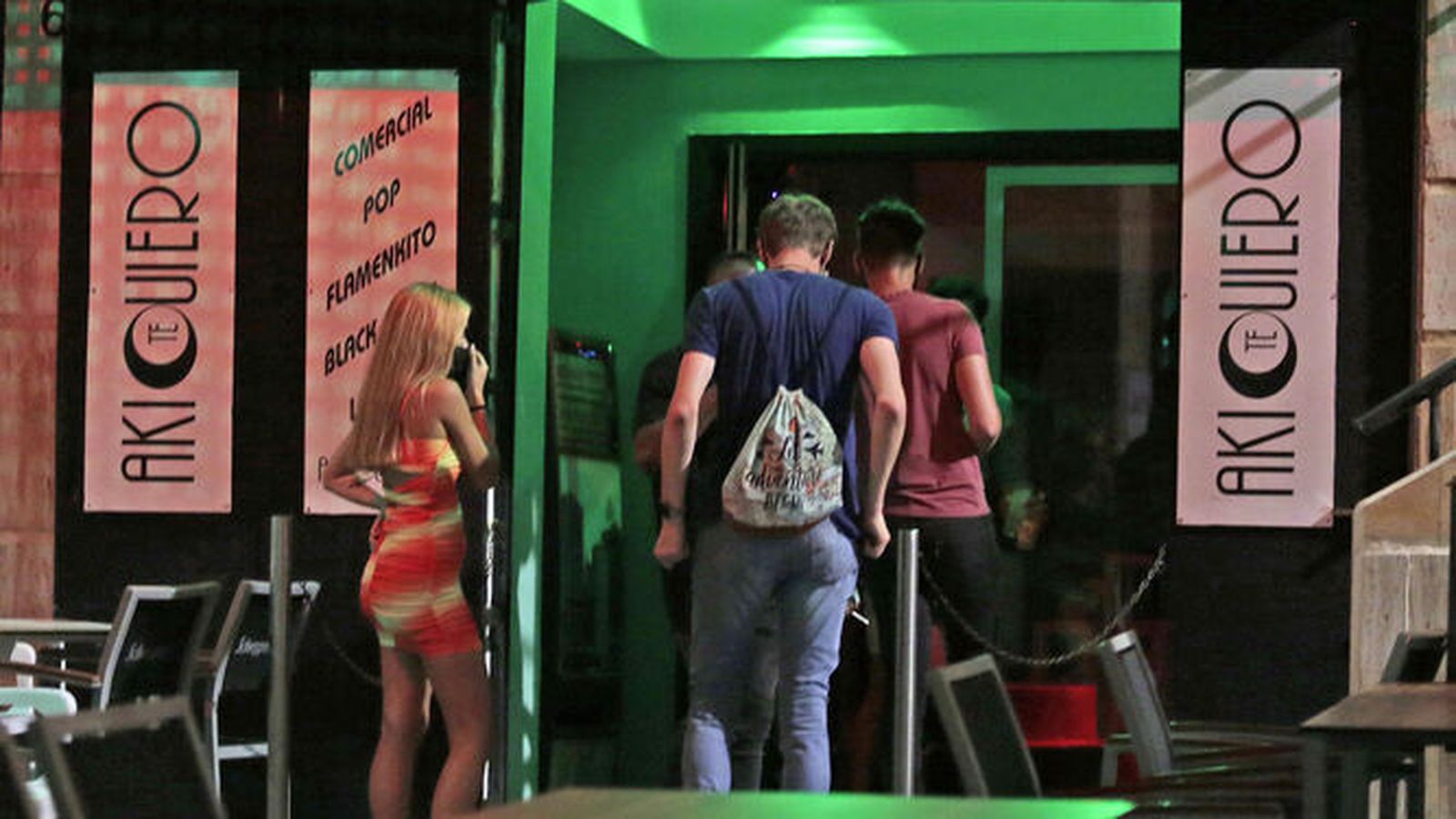 Entrada a un pub de la Punta San Felipe en Cádiz.