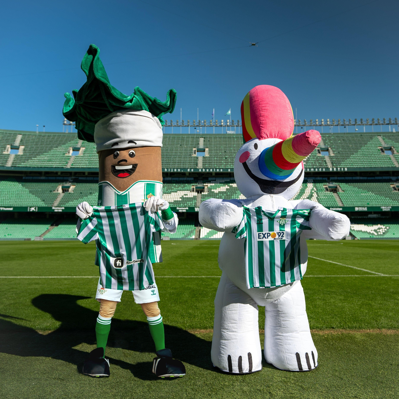 Palmerín y Curro presentan la camiseta homenaje a la Expo 92 con la que el Betis jugará ante Las Palmas
