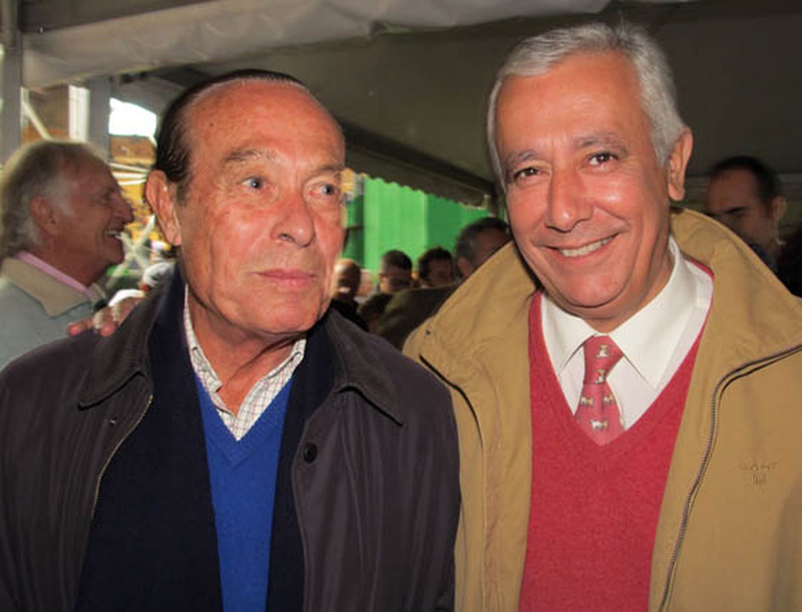 El torero Curro Romero y Javier Arenas, presidente del PP andaluz.

Foto: Victoria Ramírez