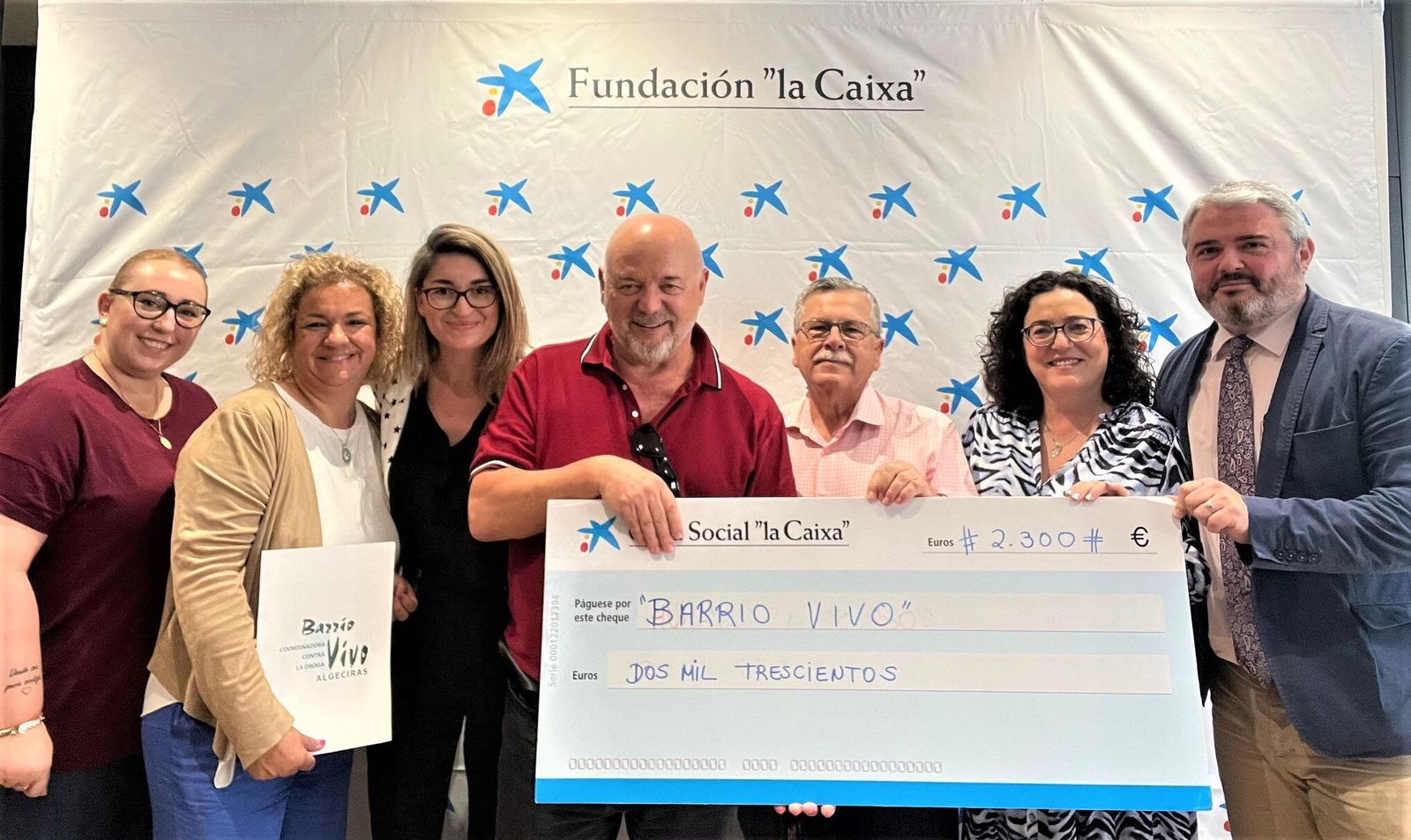 La entrega del cheque a la escuela de música de Barrio Vivo por parte de la Fundación La Caixa.