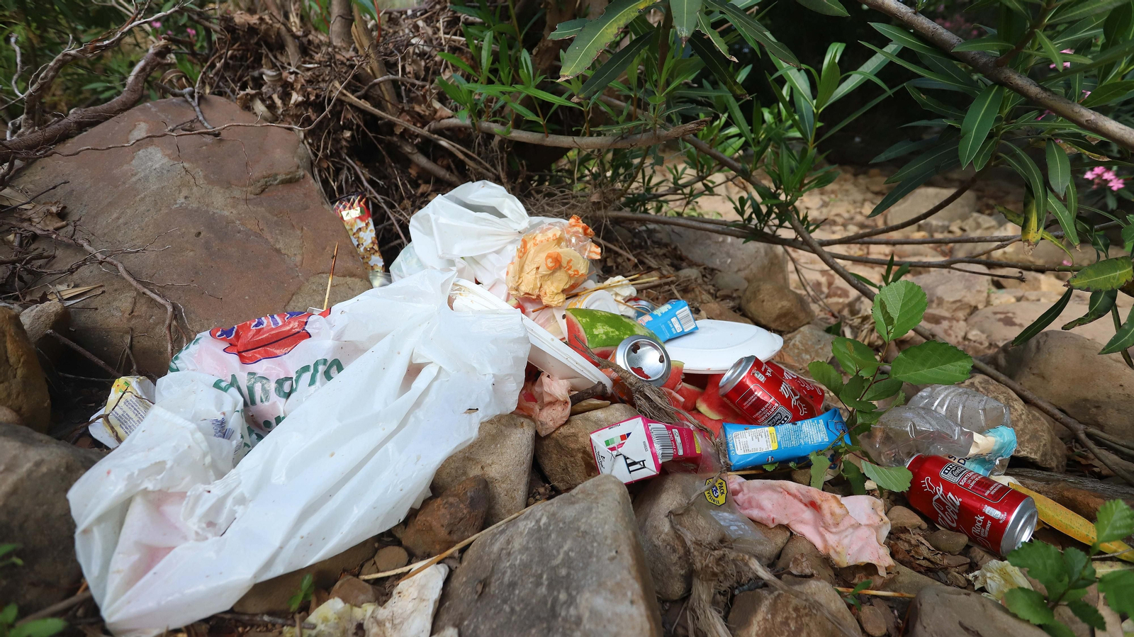 Basura en el sendero del Río de la Miel