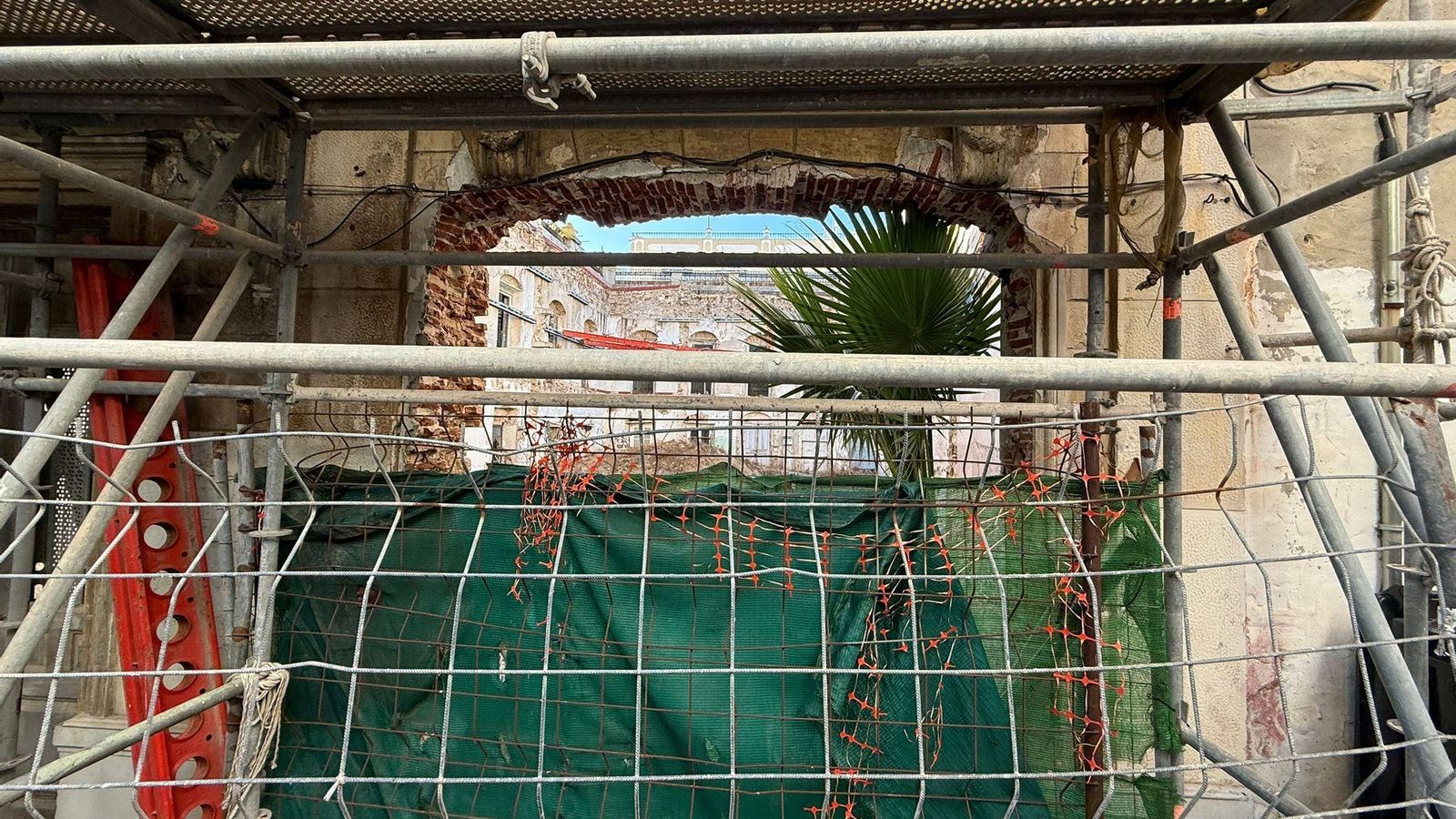 Entre andamios y redes, la Casa Millán.