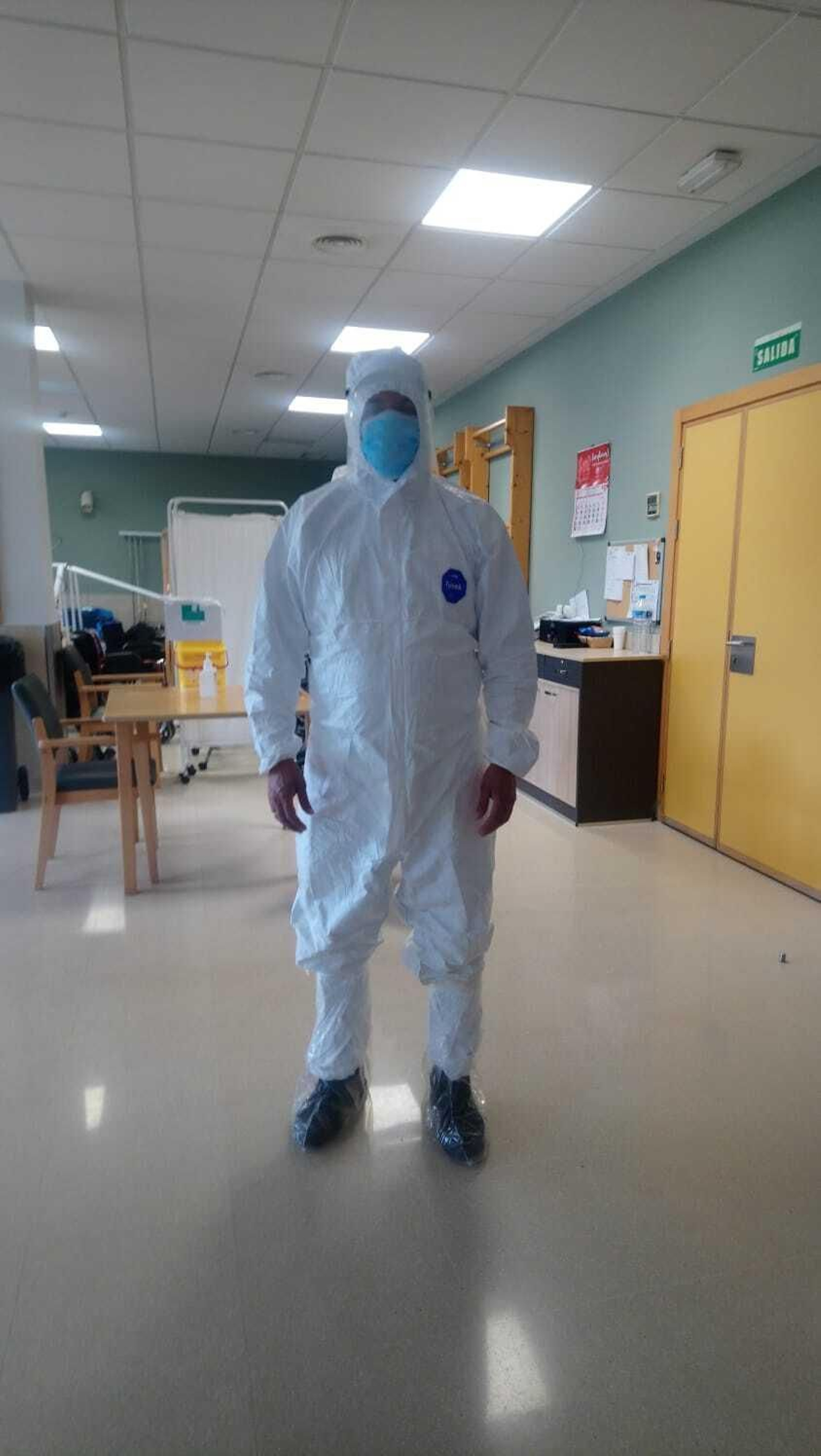 El médico con un equipo de protección durante una de sus jornadas durante la pandemia por el Covid-19.