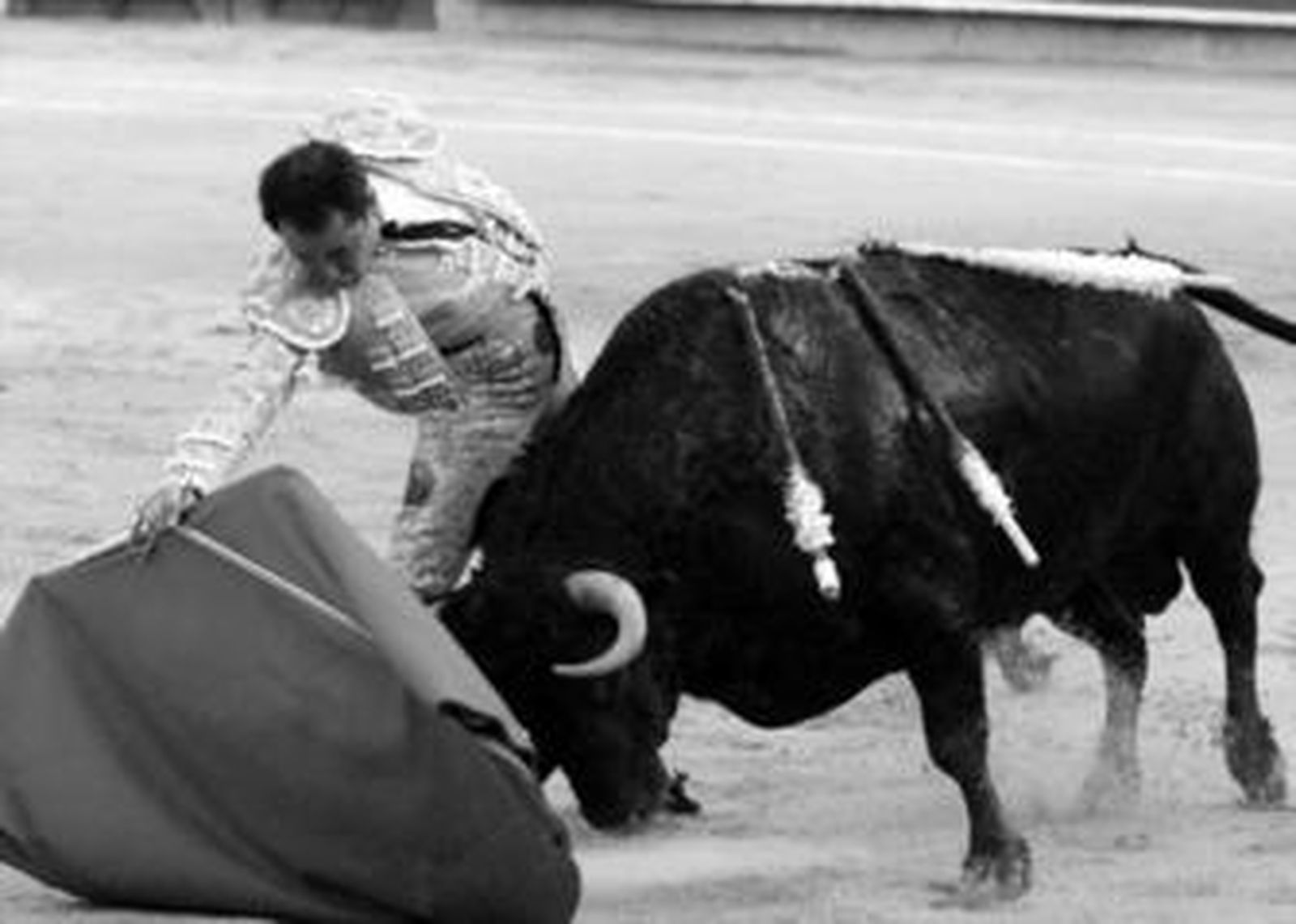 El colombiano César Rincón pegando un muletazo con mando al segundo de su lote.