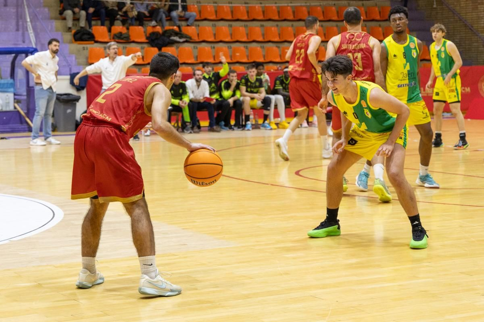 La Salobreja vibra con el derbi de la capital entre Jaén CB y Jaén FS, en imágenes
