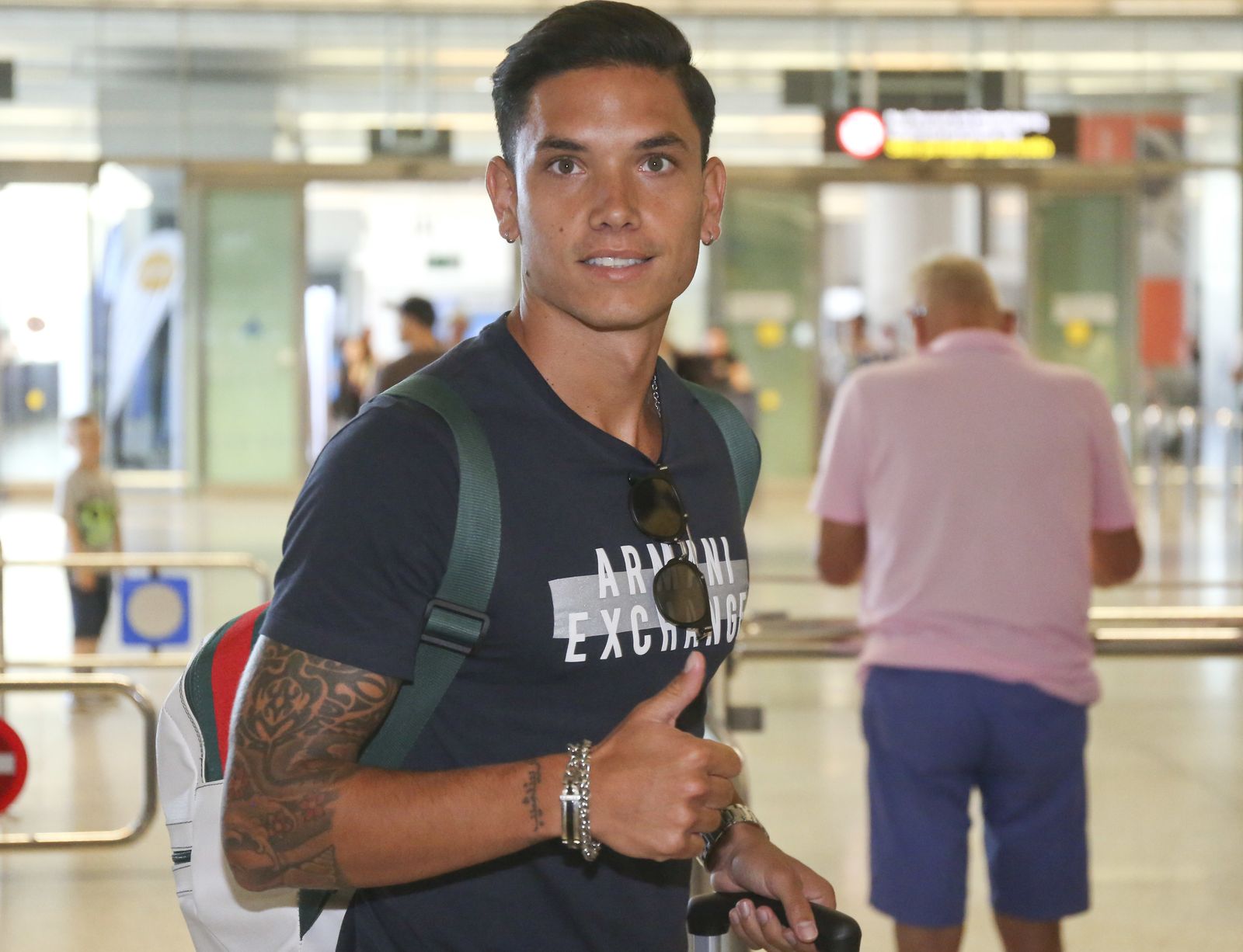 Renato Santos saluda a cámara tras llegar a Málaga