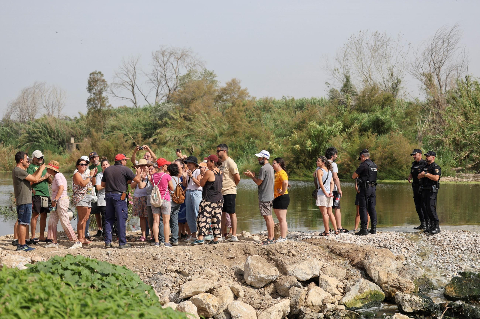 Vecinos protestan frente a las excavadoras en la Vega de Mestanza, en fotos