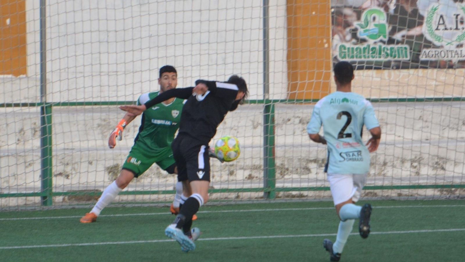Borja remata de cabeza flojo a las manos de Iván Ares en la primera ocasión del Xerez CD con el 0-0.