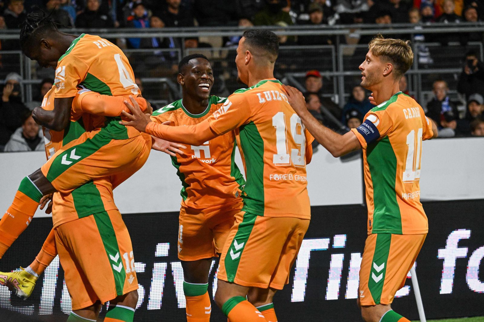 Los jugadores del Betis celebran el 0-2 ante el HJK Helsinki.