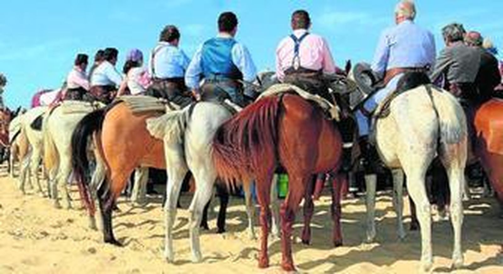Un grupo de peregrinos rocieros a caballo, durante un descanso en el camino hacia la aldea almonteña.