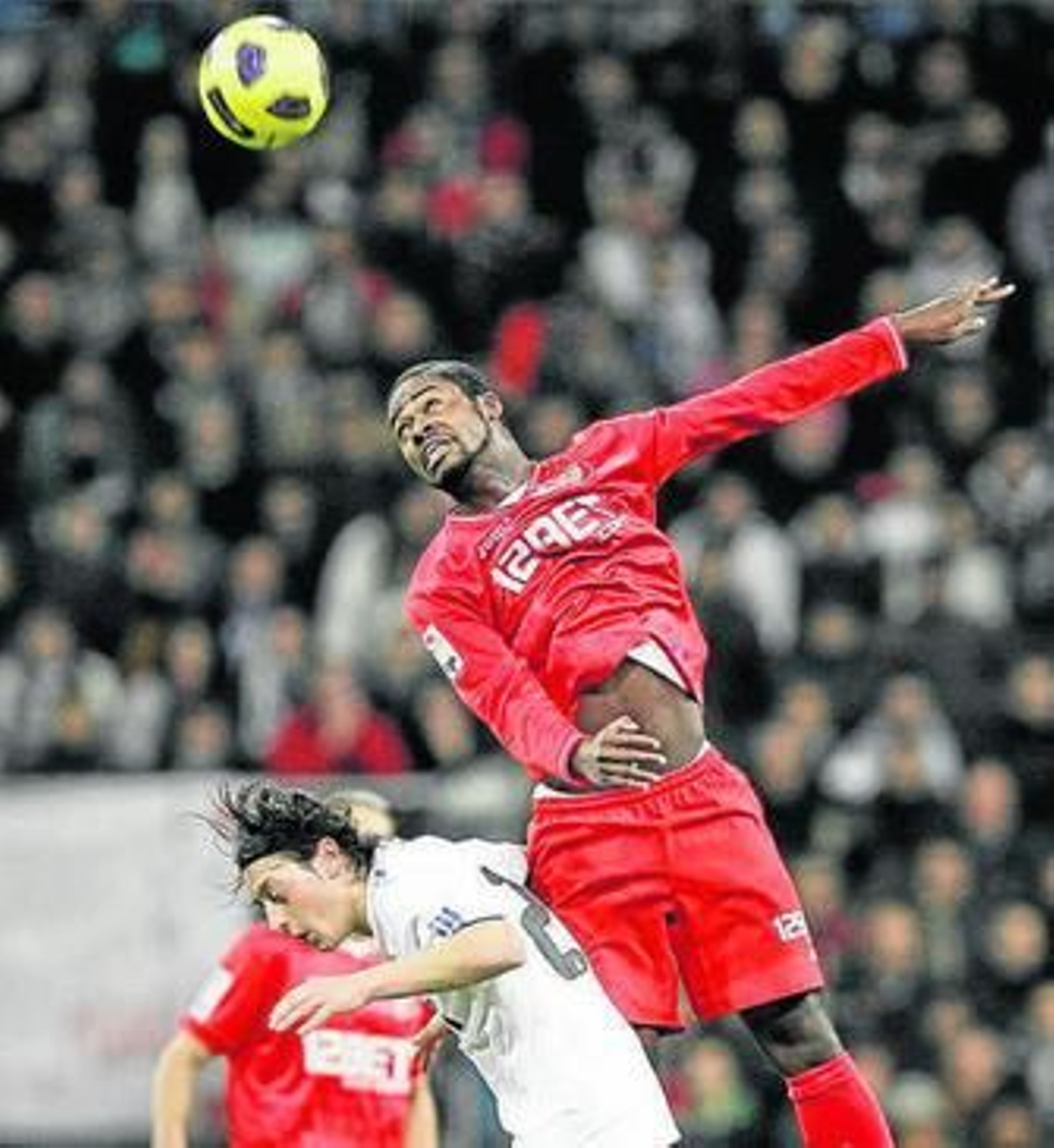 Romaric salta sobre Özil durante un lance del choque.