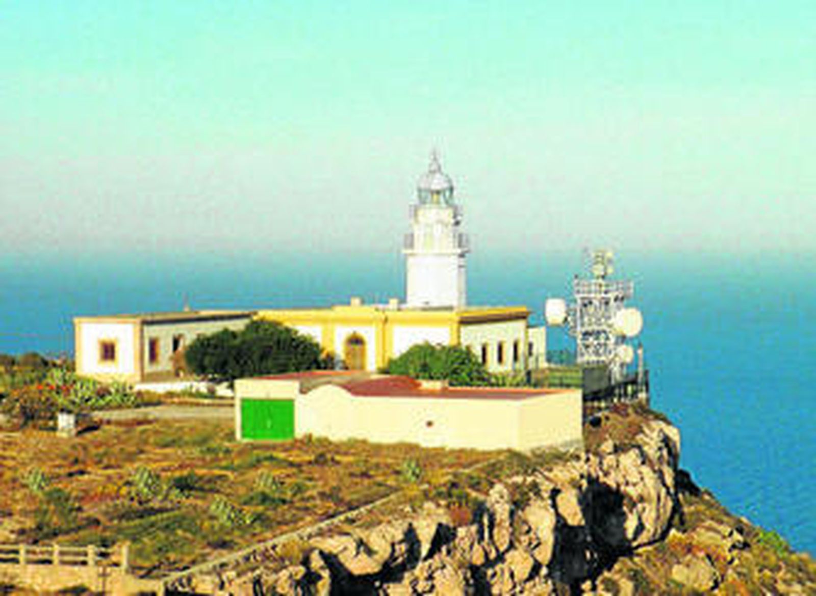 El Faro de Mesa Roldán sigue en activo y lo custodia Mario Sanz.