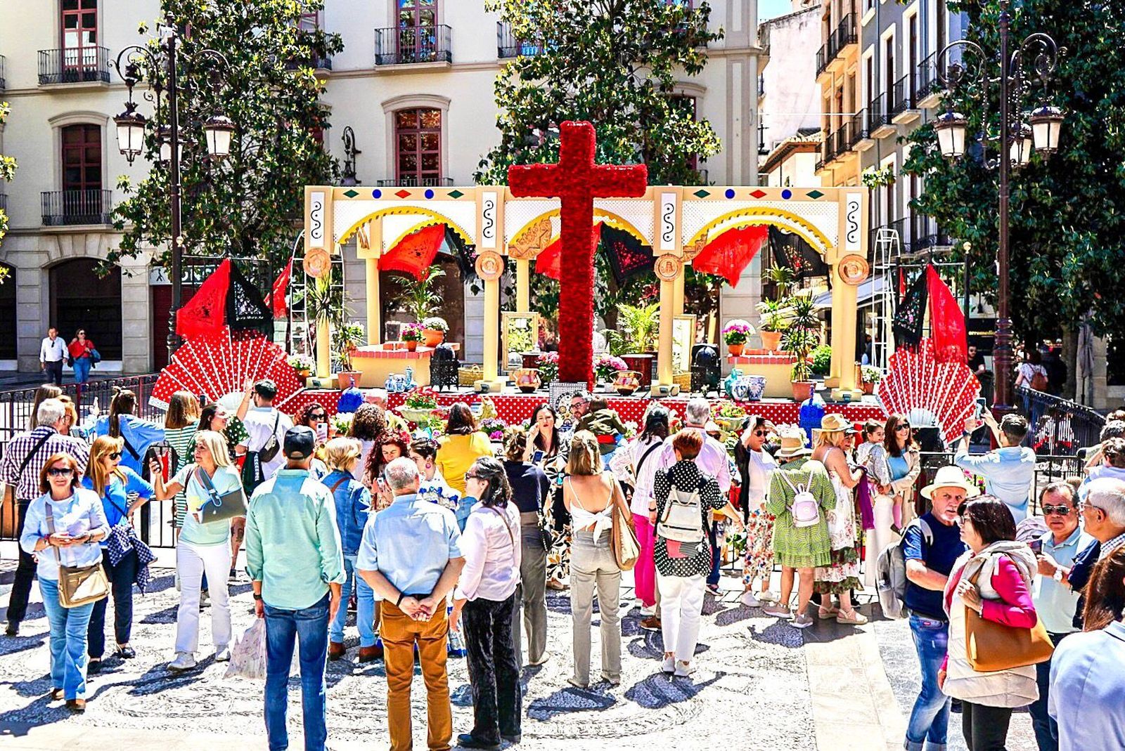 Segundo día de cruces en Granada, en fotos